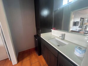 Room, 1 King Bed, Non Smoking | Bathroom