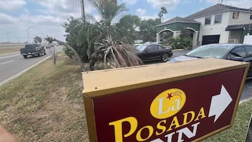 Señalización para La Posada Inn con flecha direccional.