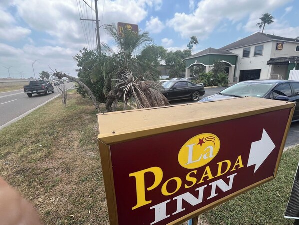 Señalización para La Posada Inn con flecha direccional.