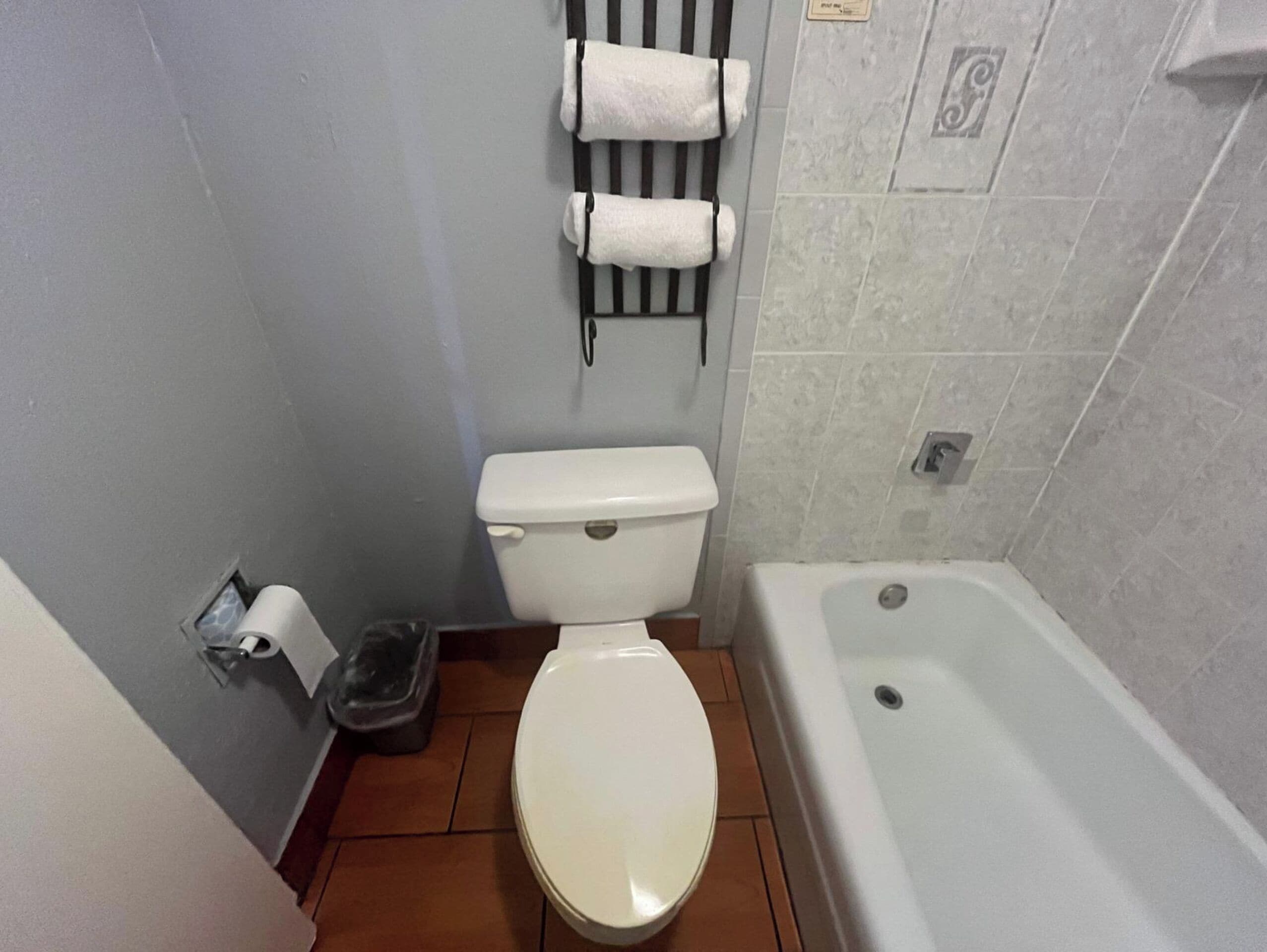 Room, 1 King Bed, Non Smoking | Bathroom