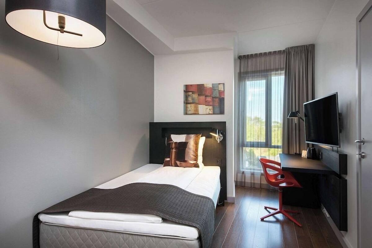 Premium bedding, pillow-top beds, in-room safe, desk