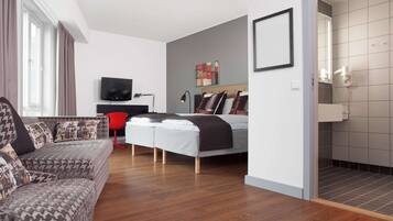 Familierom (Standard) | Sengetøy av topp kvalitet, senger med overmadrass og safe på rommet