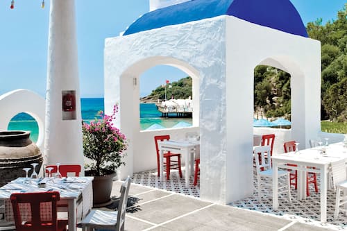5 restaurants, spécialités Cuisine locale et internationale