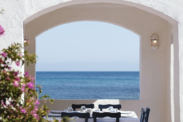 5 restaurants; breakfast, lunch, and dinner served
