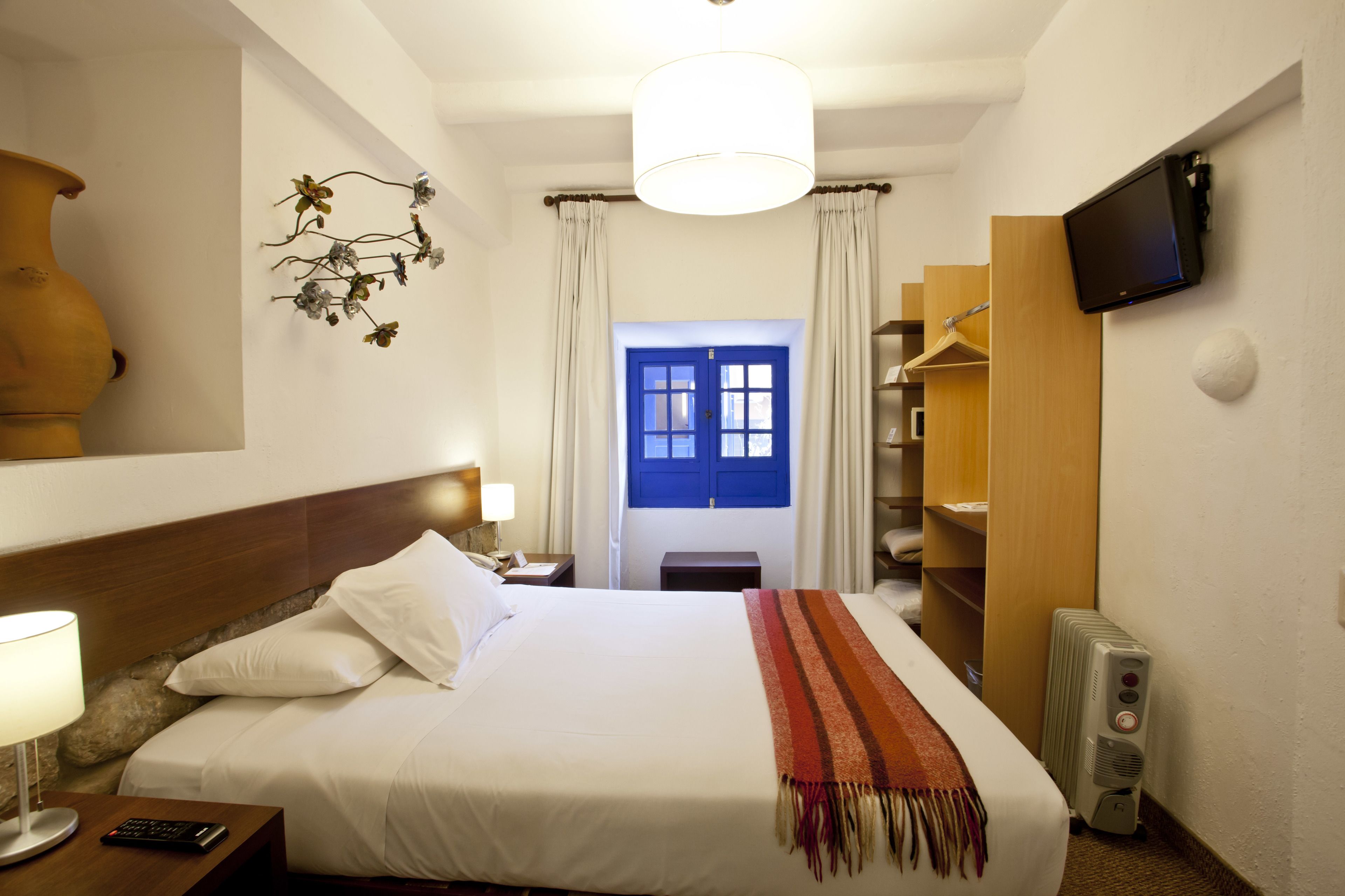 standard single room | in-room safe, desk, soundproofing, free wifi