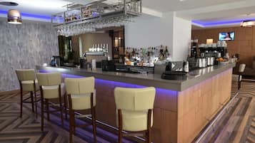 2 bars/lounges, cocktail bar