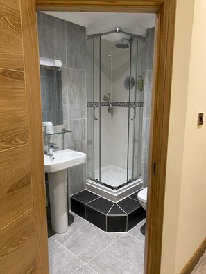 Een douche, gratis toiletartikelen, handdoeken