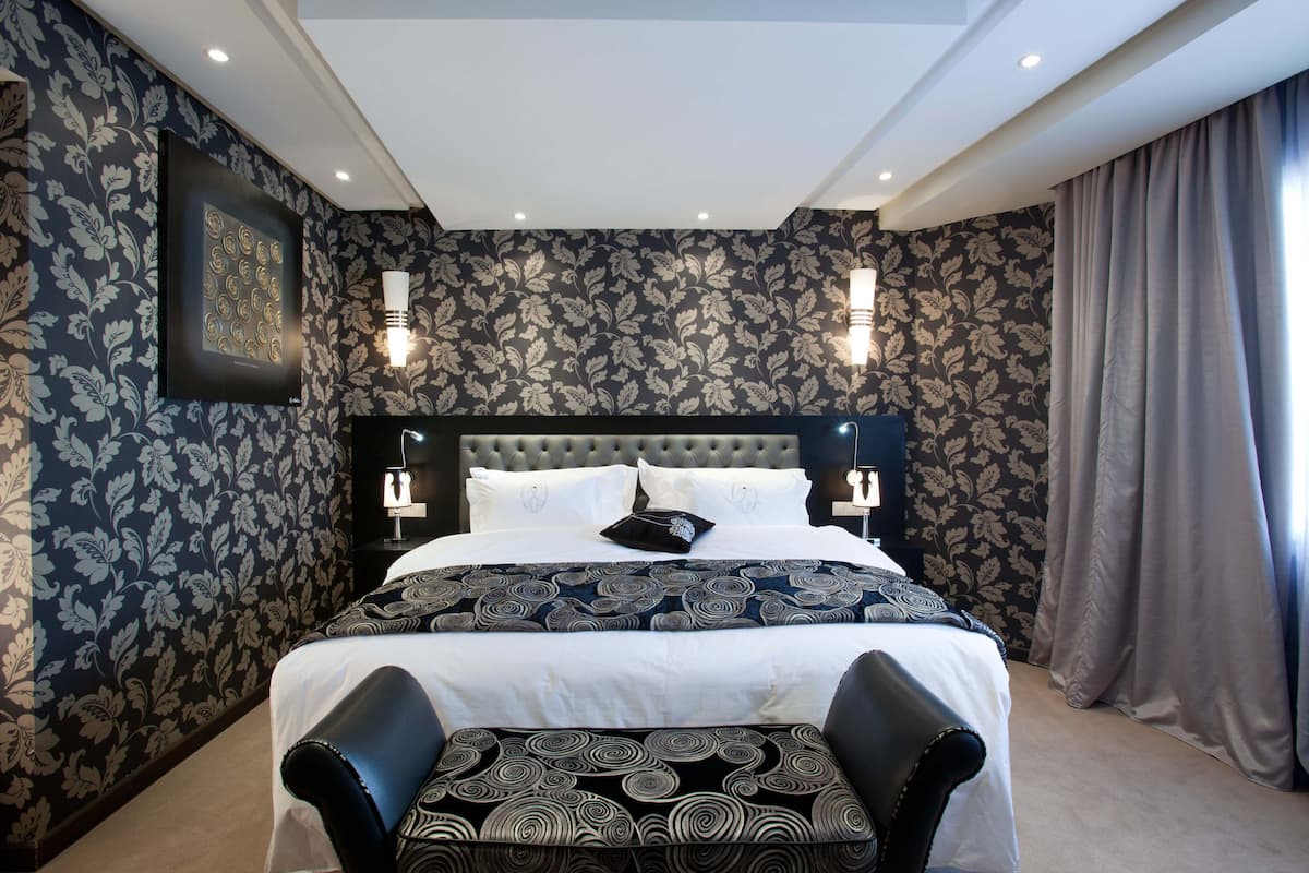 deluxe suite | 1 bedroom, hypo-allergenic bedding, memory-foam beds, minibar