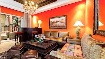 Un salon confortable avec un canapé, des poufs et une table basse.