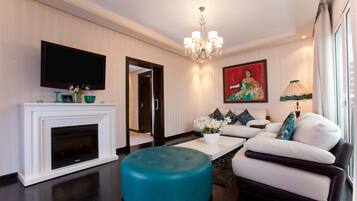 Prestige Suite with Balcony | Allergitestet sengetøy, memory foam-senger, minibar og safe på rommet