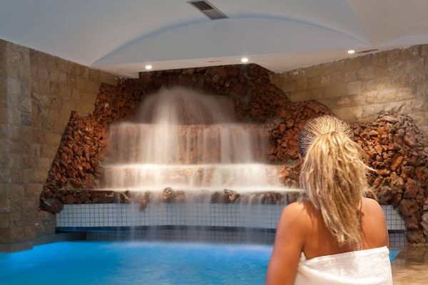 Una piscina cubierta