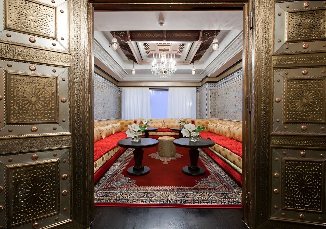 3 restaurants, breakfast, lunch, dinner served; international cuisine