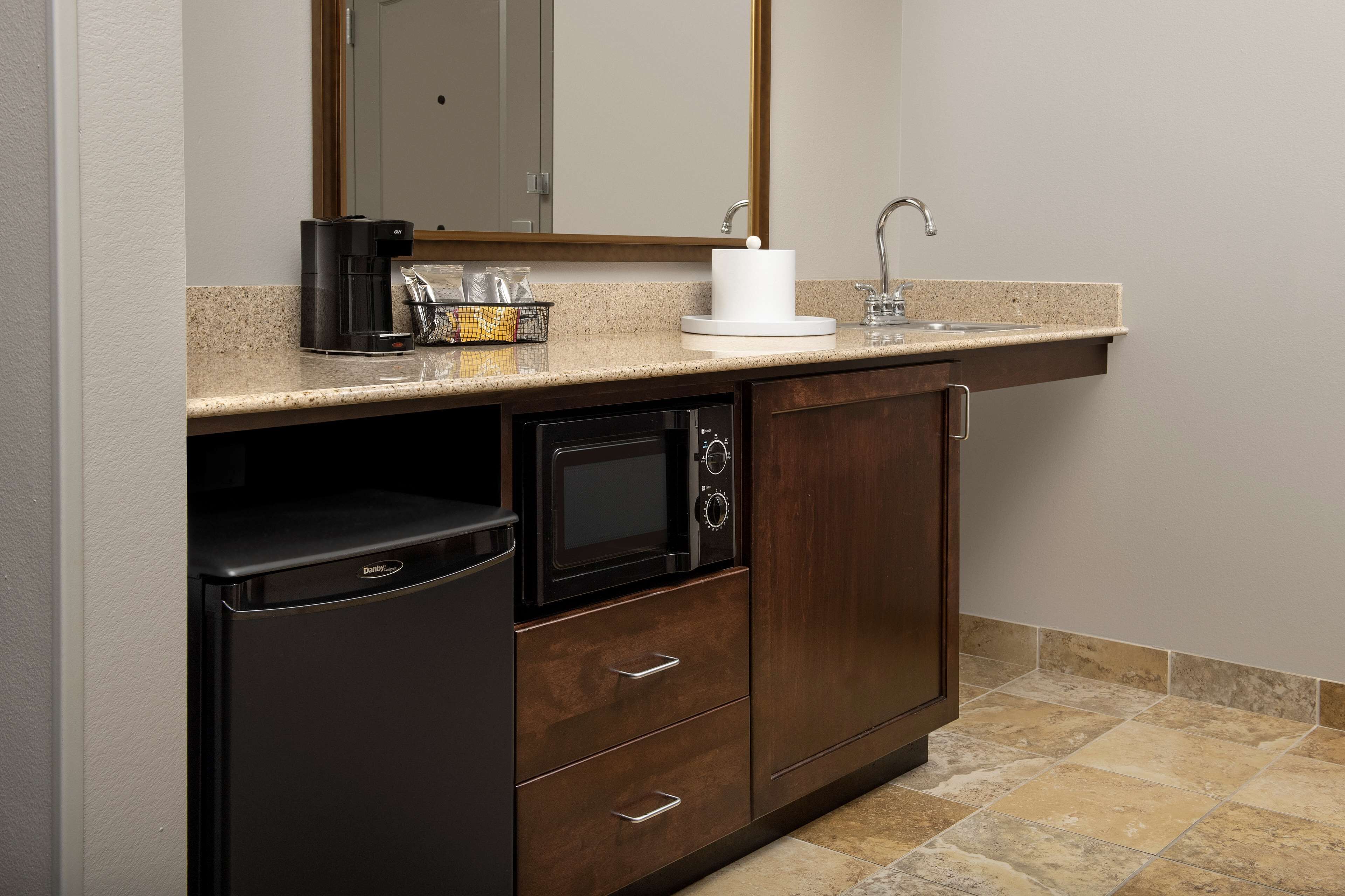 studio, 1 king bed, accessible, non smoking | minibar