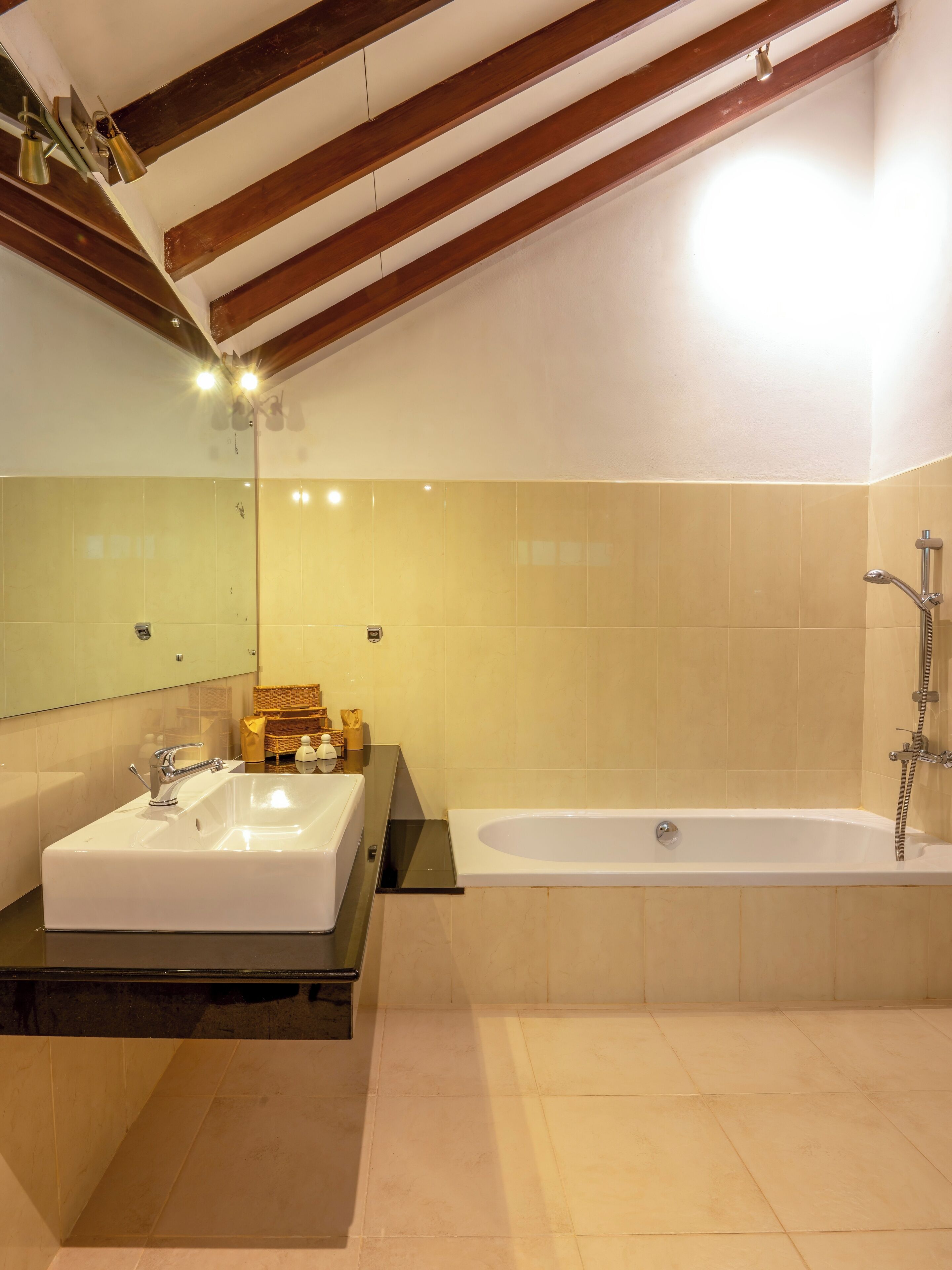 Uma casa de banho moderna com uma grande pia, uma banheira e uma viga de madeira no teto.