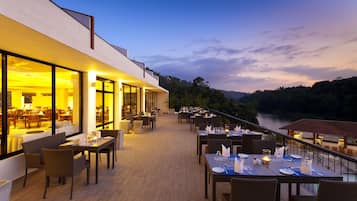 2 restaurants servant le petit déjeuner, spécialités Cuisine locale