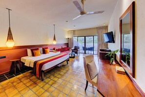 Deluxe King River View - 10% on F&B, boat rides & Archery, Early/Late Check In/Out (subject) | Minibar, safe på rommet, skrivebord og strykejern/-brett
