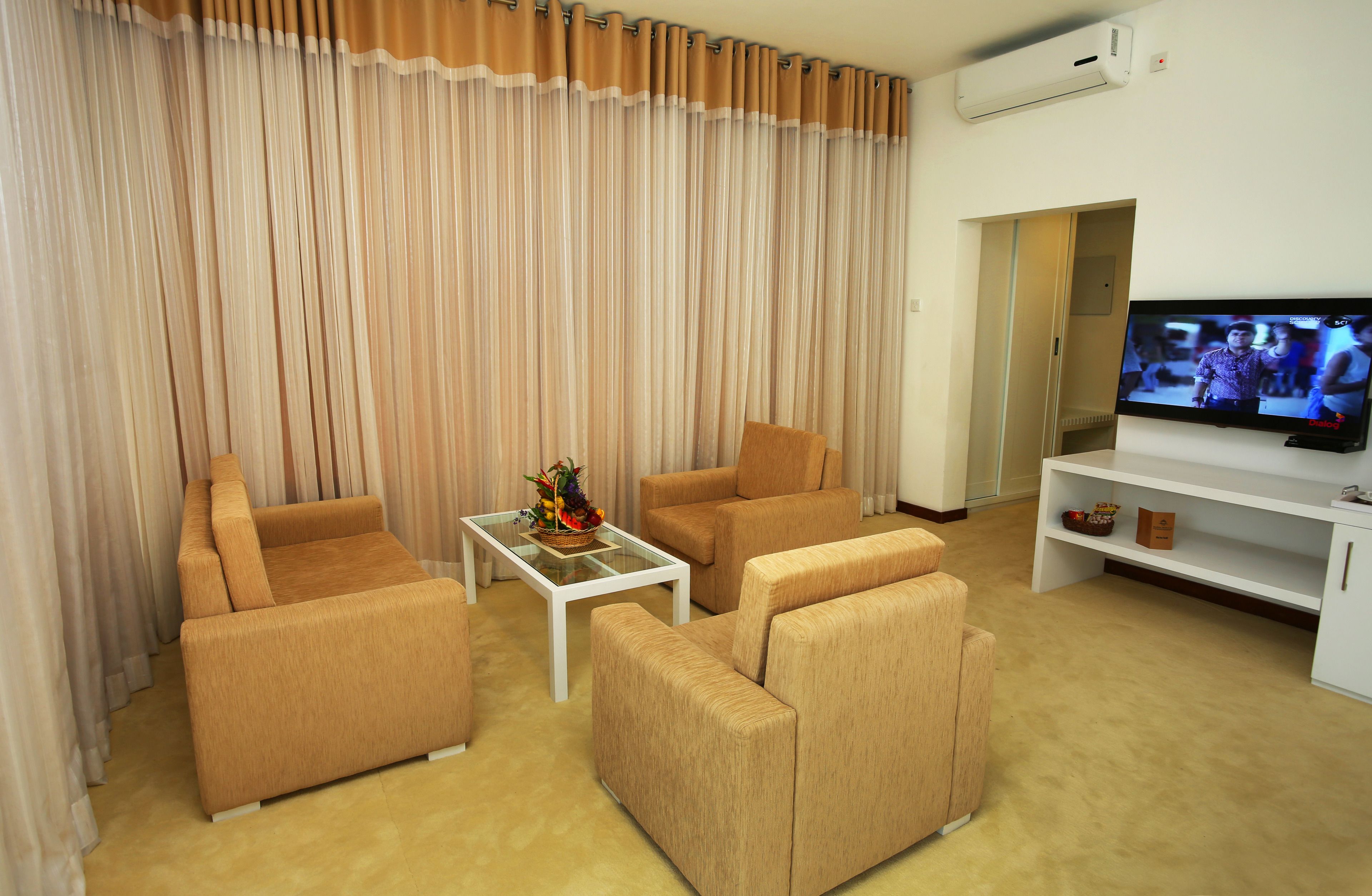 super deluxe, 1 bedroom, mountainside, balcony, non smoking | living area | led tv