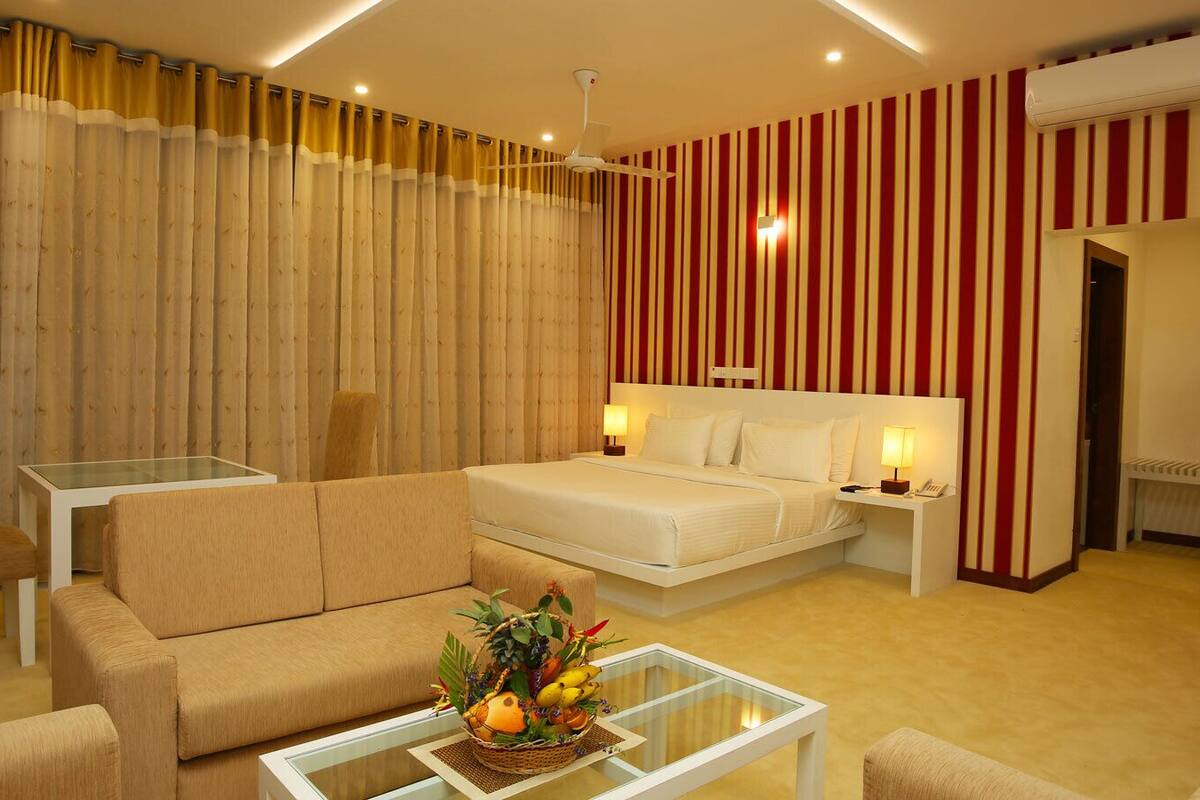 Luxury Studio Suite | Minibar, in-room safe, individually decorated, individually furnished