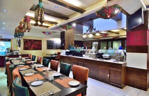Breakfast, lunch, dinner served; international cuisine  - Hotel Crossroads (Gurugram)