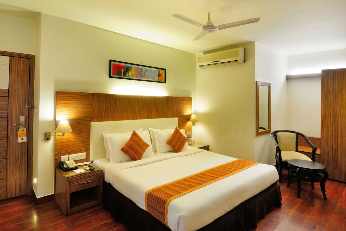 Superior Room, 1 King Bed | Minibar, desk, free WiFi