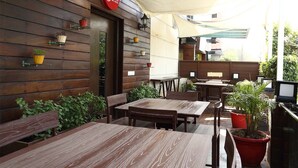 يتم تقديم الإفطار والغداء والعشاء 