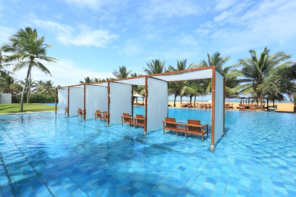 2 piscinas al aire libre, sombrillas, sillones reclinables de piscina
