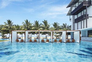 2 piscinas al aire libre, sombrillas, sillones reclinables de piscina