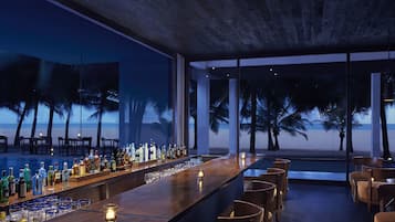 3 bares, bar junto a la piscina