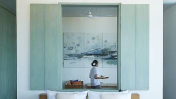 Suite, uitzicht op oceaan | Luxe beddengoed, een kluis op de kamer, een bureau, een laptopwerkplek