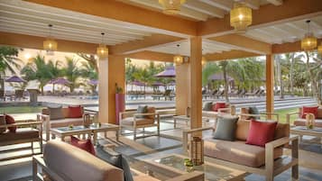 2 restaurants; breakfast, lunch, and dinner served