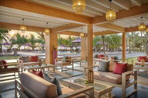 2 restaurants; breakfast, lunch and dinner served  - Avani Kalutara Resort (Kalutara)