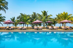 Piscine extérieure, parasols de plage, chaises longues