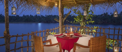 2 restaurants servant le déjeuner, le dîner et le souper