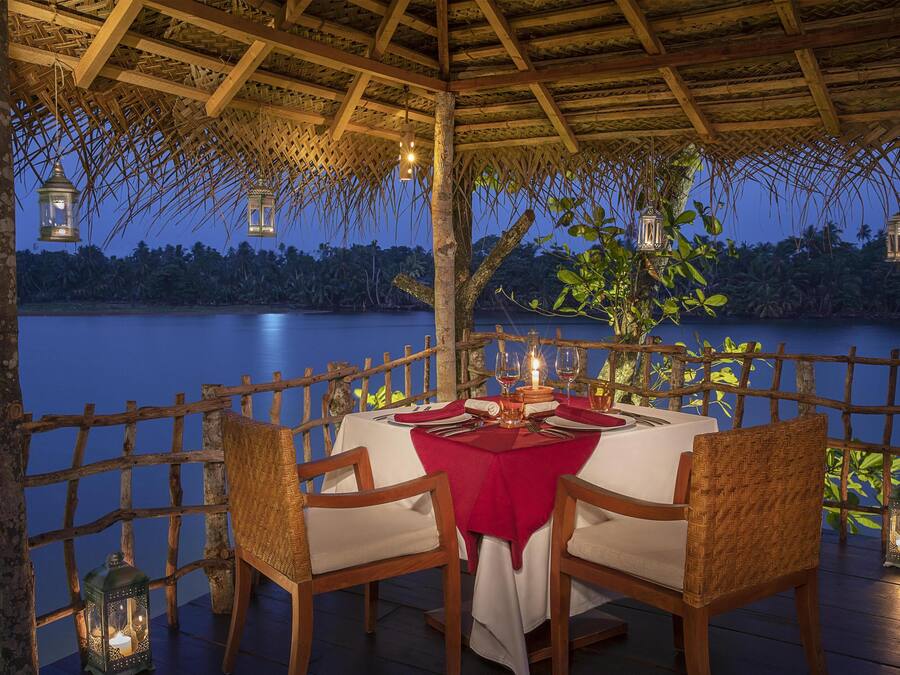 2 restaurants; breakfast, lunch and dinner served