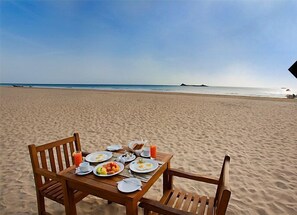 Outdoor dining - Nilaveli Beach (Nilaveli)