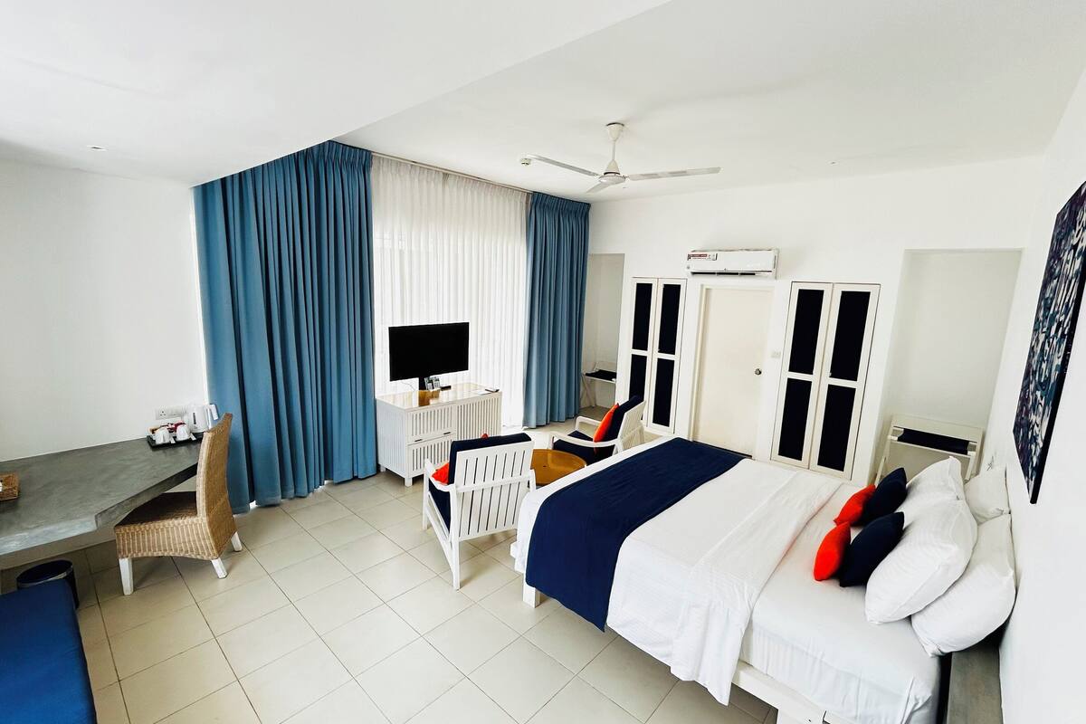 1 bedroom, premium bedding, in-room safe, desk