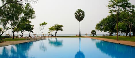 Piscine extérieure, parasols de plage, chaises longues