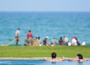 Außenpool, geöffnet von 10:00 Uhr bis 17:00 Uhr, Sonnenschirme