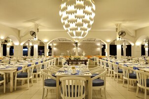 Breakfast (USD 21 per person)