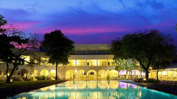 Kolam renang terbuka, payung kolam, kerusi lepak pantai