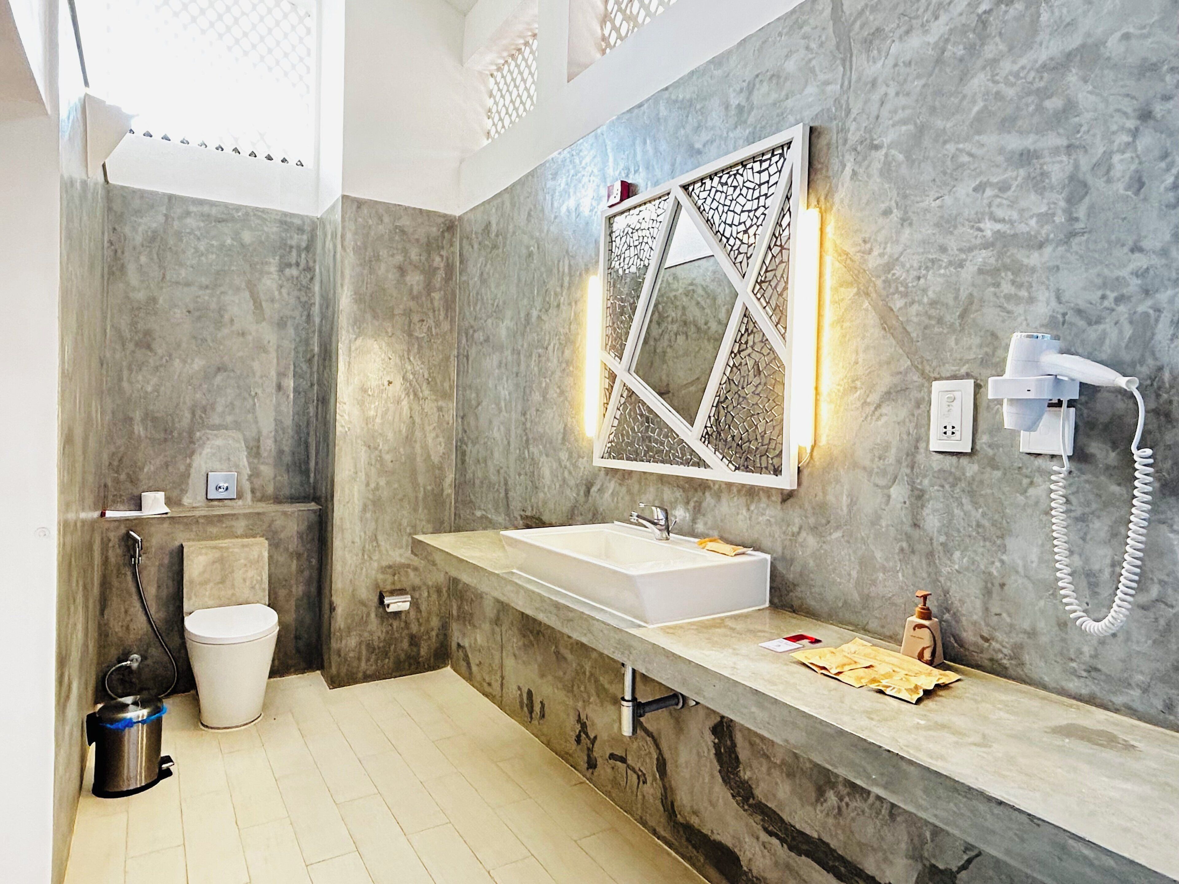 shower, free toiletries, hair dryer, bidet