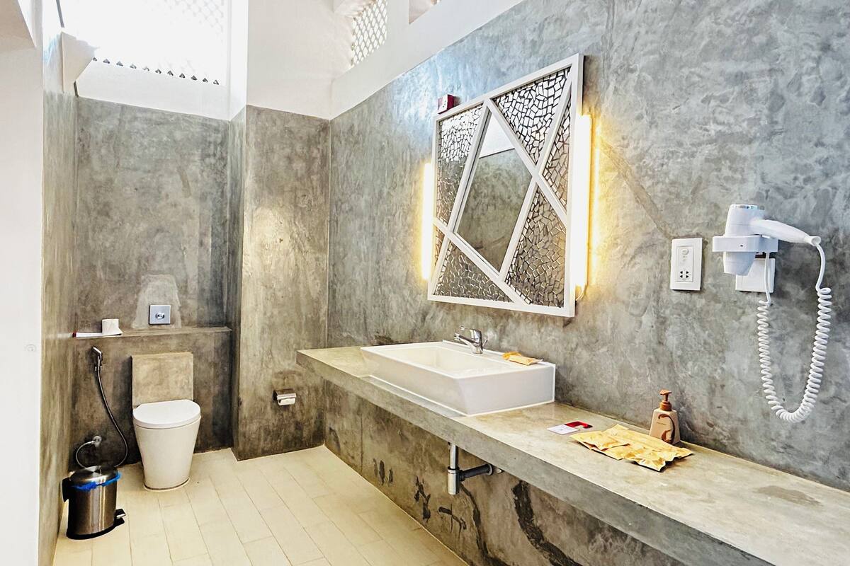 shower, free toiletries, hair dryer, bidet