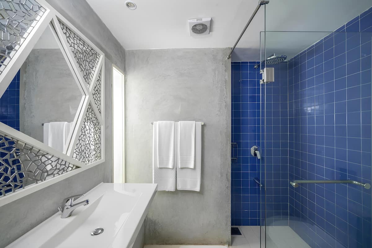Buồng tắm vòi sen, đồ dùng nhà tắm miễn phí, máy sấy tóc