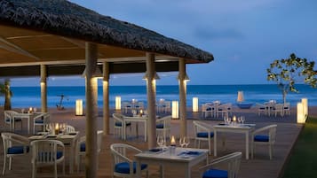 2 restaurants, breakfast, lunch, dinner served; international cuisine