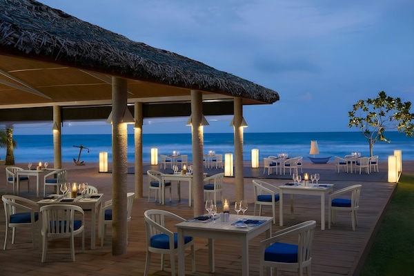 2 restaurants, breakfast, lunch, dinner served; international cuisine