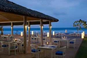 2 restaurants, breakfast, lunch, dinner served; international cuisine