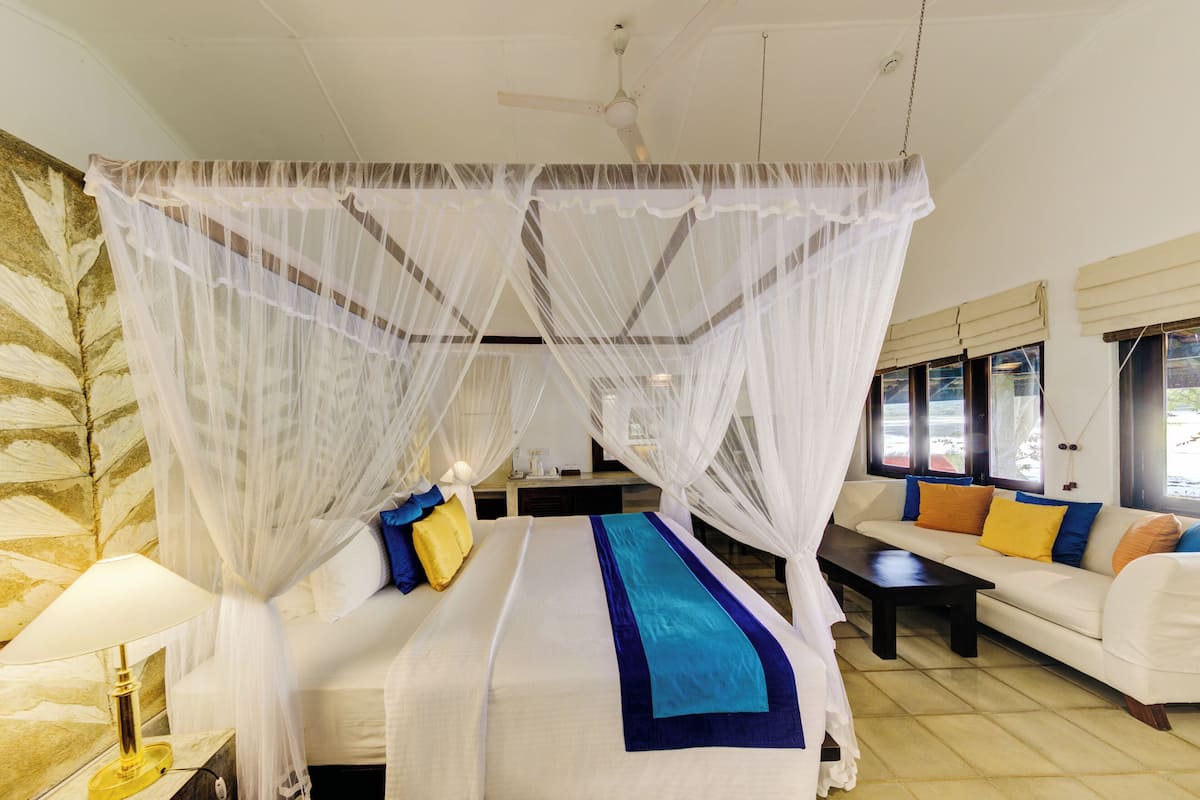 King Fisher Suite - 15% on F&B, 10% on Spa | Een minibar, een kluis op de kamer, geluiddichte muren