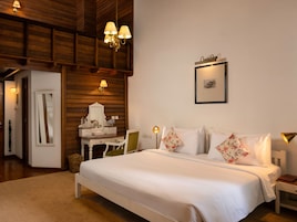 Deluxe Attic | 1 bedroom, premium bedding, in-room safe, desk