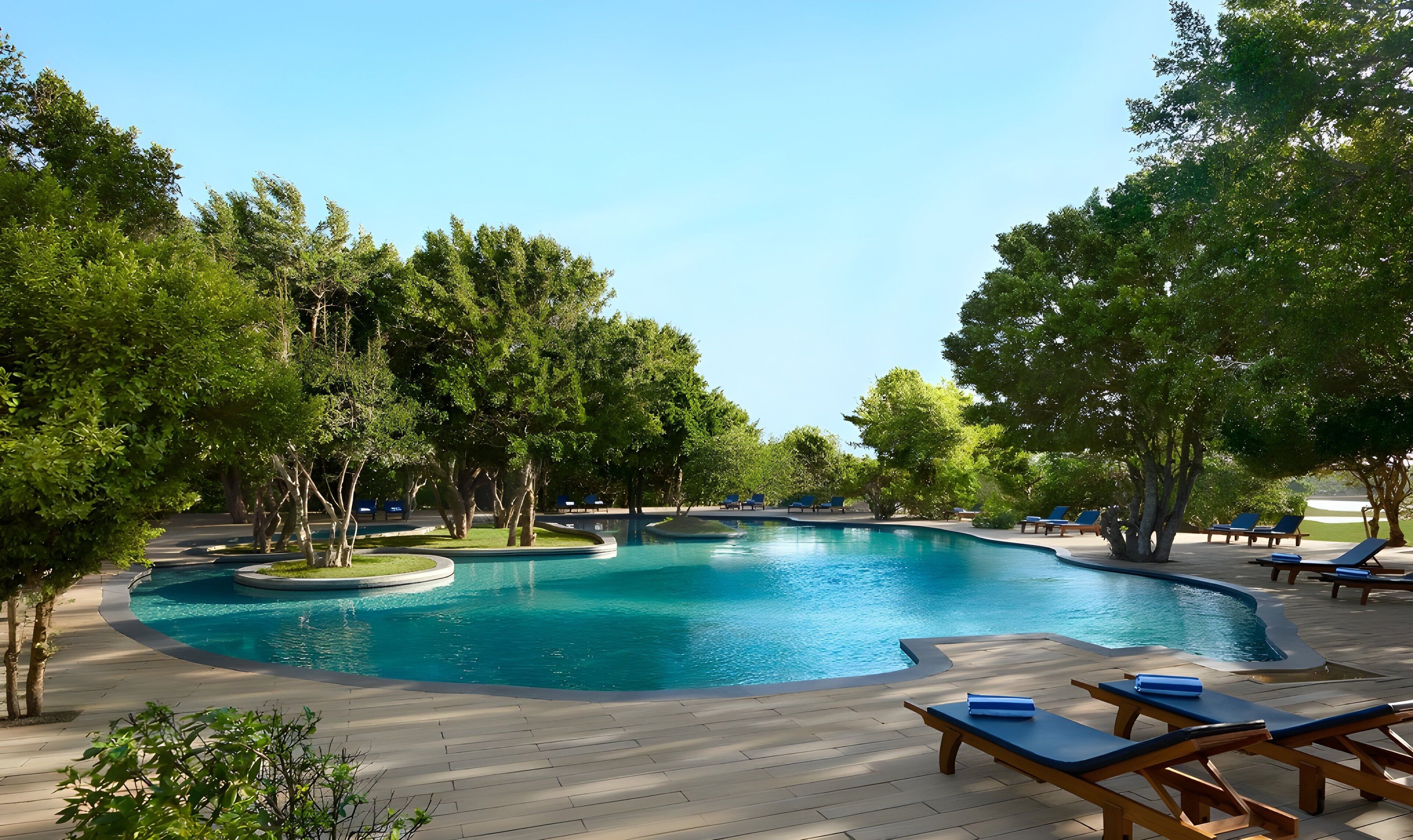 Utendørsbasseng og solsenger