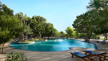 Kolam renang outdoor, dengan kursi berjemur